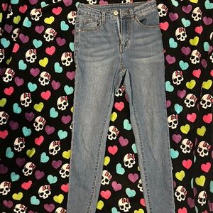 Skinny jeans with no rips